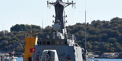 Türk fırkateyni, Kaş Limanı'nda bekleyişini sürdürüyor