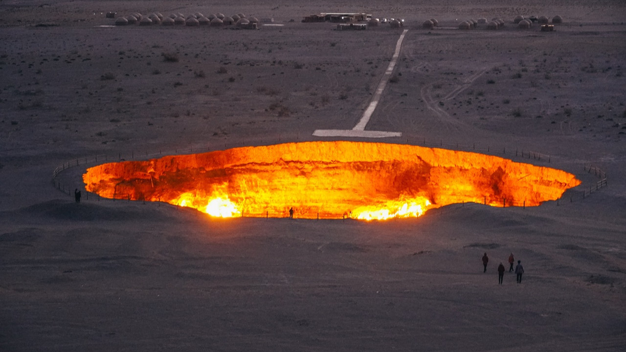 turkmenistanda-yillardir-yanan-dev-kraterde-alevler-giderek-sonuyor-10gd