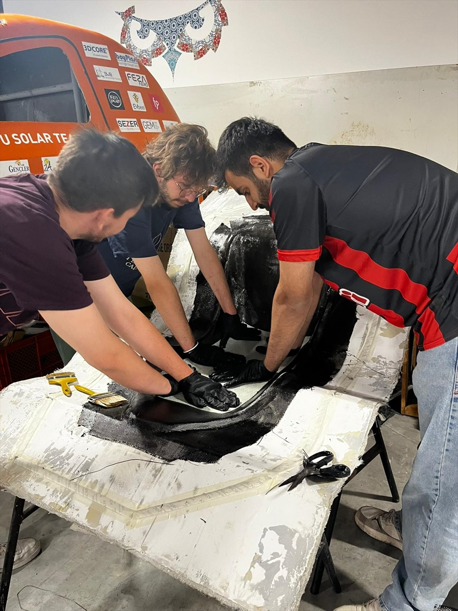 AA-20260530-41530853-41530851-UNIVERSITELILER_ELEKTRIKLI_YARIS_ARACLARI_ICIN_BENZERLERINDEN_YUZDE_85_DAHA_HAFIF_KOLTUK_TASARLADI