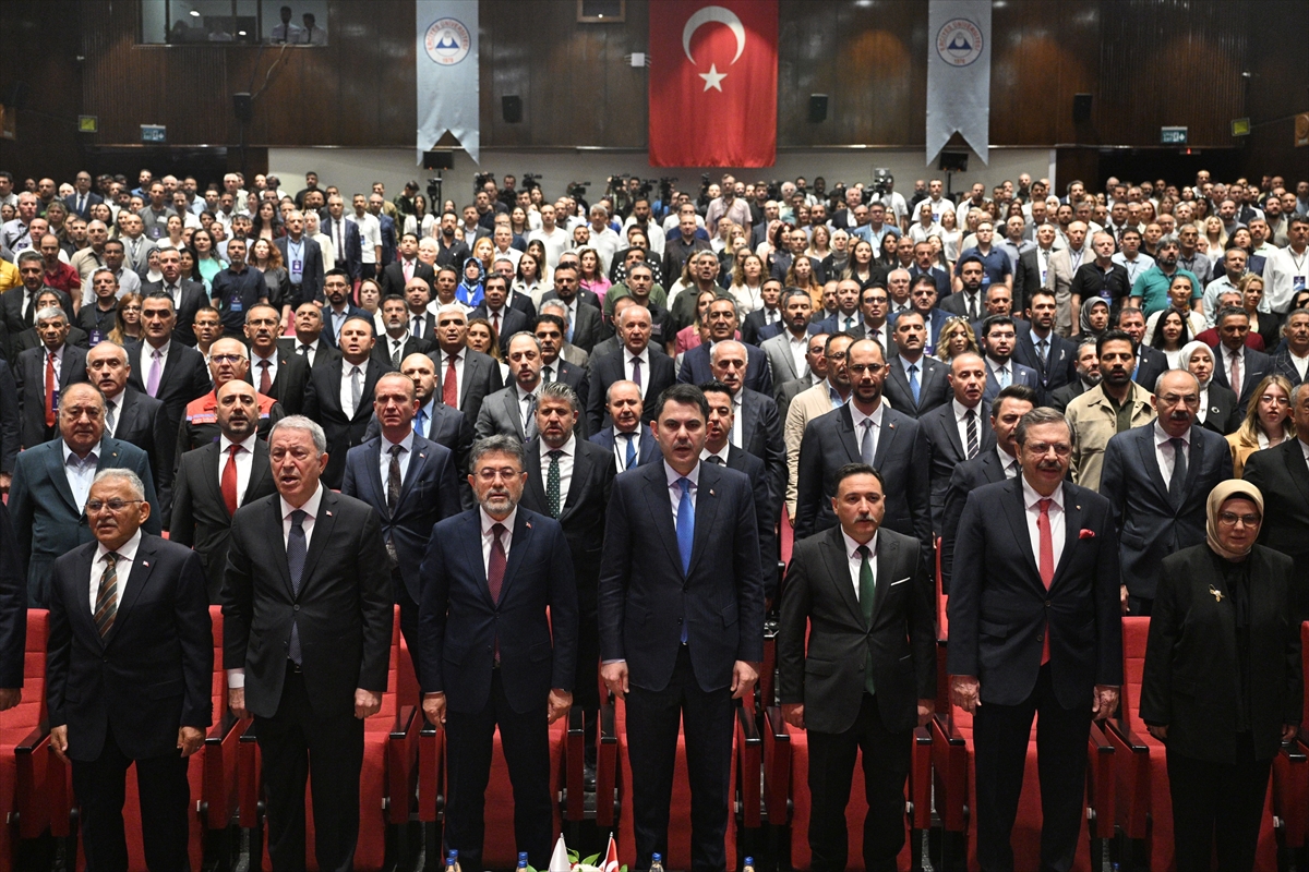 AA-20260619-41721103-41721093-CEVRE_SEHIRCILIK_VE_IKLIM_DEGISIKLIGI_BAKANI_KURUM_ERCIYES_ZIRVESINDE_KONUSTU