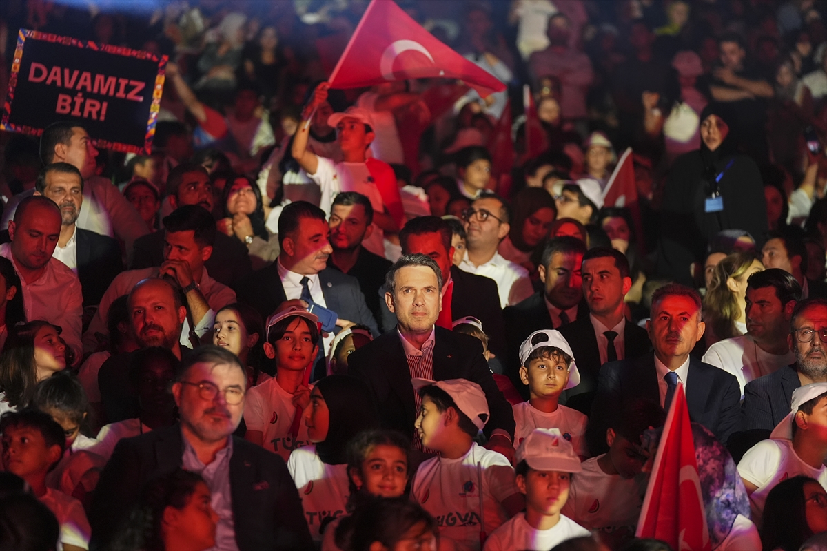 AA-20260818-42244253-42244252-ENERJI_VE_TABII_KAYNAKLAR_BAKANI_BAYRAKTAR_TUGVA_IZMIR_YAZ_OKULLARI_FINAL_PROGRAMINDA_KONUSTU