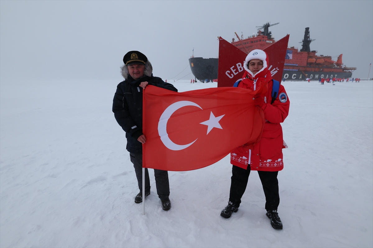Türk öğrenci Kuzey Kutbu’nda Türk bayrağını dalgalandırdı