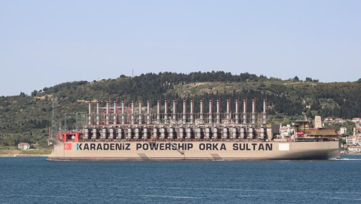 Elektrik üreten dev gemi Çanakkale’den geçti